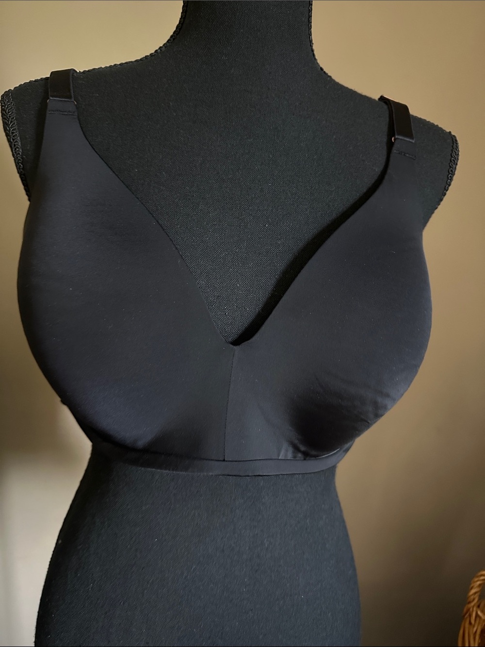 38 C Soma Smooth Wireless V-Neck Comfort Bra - Black